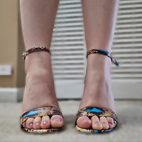 [SOLD]Multi-Color Snake Patterned Block Heels - Picture 4 of 5
